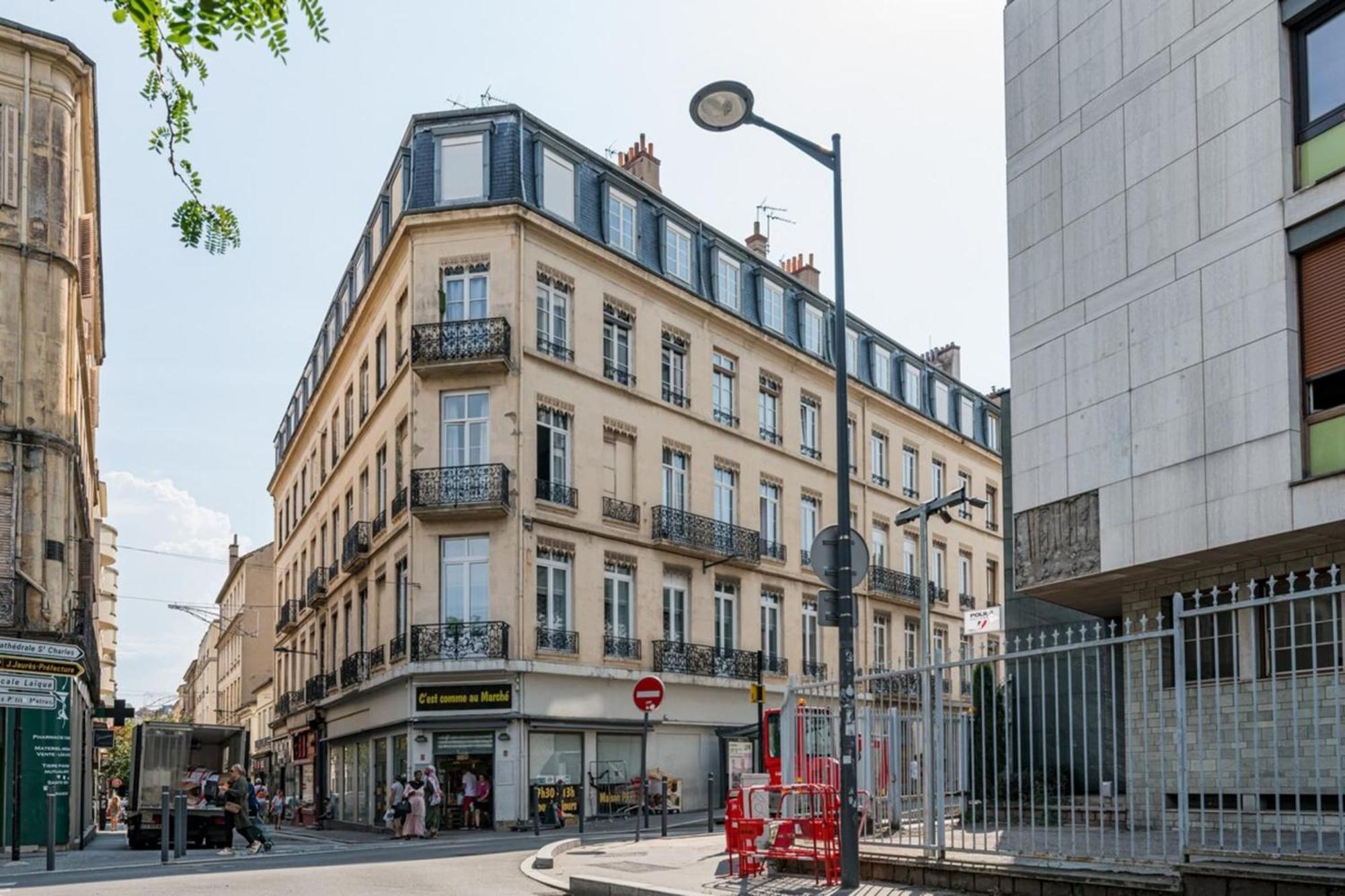 Beige Hospitalite - Gisele - Ultralux Balneo - Neuf 2 Chambres Saint-Etienne  Luaran gambar